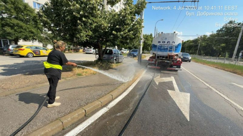 Извънредно миене на пътищата в "Люлин" след пожара в базата за отпадъци
